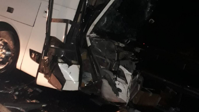 Mersin'de yolcu otobüsü tıra çarptı: 1 ölü, 13 yaralı